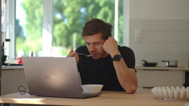 Kahvaltıda laptopuna bakarken lapa yiyen adam şaşırdı. İnternette gördüklerine duygusal tepkileri var. Beklenmedik haber ve şok edici bilgi kavramı