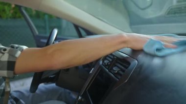 Temizlik için erkek el temizleme paneli mikrofiber bezle temizliyor. Araç hijyeni, iç bakım ve araba temizliği kavramı