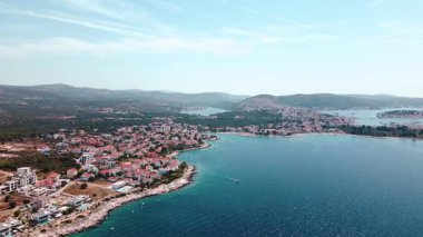 Sahili, marinası ve turkuaz Adriyatik Denizi 'ndeki yatları olan kıyı kasabasının havadan görünüşü. Yaz seyahati ve turizm kavramı