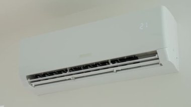 Duvara ve soğutma dairesine modern bölünmüş klima ünitesi yerleştirildi. Klima flaplı zaman ayarları çok hızlı ilerliyor. İçerideki iklim kontrolü ve evdeki rahat sıcaklık kavramı