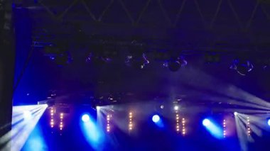Canlı müzik performansı için sahne ışıkları, sahne ışıkları ve duman efektleriyle hazırlandı. Müzik etkinliği için aydınlatma