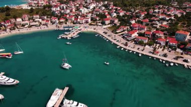 Hırvatistan 'ın Rogoznica kentindeki marina ve plajın havadan görünüşü. Denizdeki tekneler, sahil yolu ve sahil kasabasındaki evler. Turizm, yaz seyahati ve Akdeniz şehir altyapı kavramı