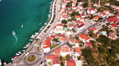 Akdeniz kıyı kasabasındaki caddelerin havadan görünüşü. Rıhtımlı ve rıhtımlı tekneleri olan rıhtım bölgesi. Rogoznica, Hırvatistan