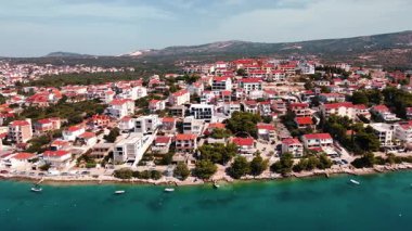 Hırvatistan 'ın kıyı kenti Rogoznica' nın havadan görünüşü. Kırmızı çatıları ve turkuaz denizi olan yerleşim yerleri. Akdeniz mimarisi, yaz turizmi ve deniz kenarı emlak kavramı