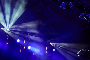 Canlı müzik performansı için sahne ışıkları, sahne ışıkları ve duman efektleriyle hazırlandı. Müzik etkinliği için aydınlatma