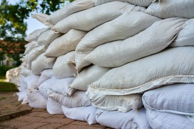 Şehir caddesinde sıralar dolusu kum torbası sel bariyeri olarak istiflenmiş. Fırtınalar, sağanak yağış ve selleri önlemek için acil durum koruma önlemi