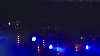 Canlı müzik performansı için sahne ışıkları, sahne ışıkları ve duman efektleriyle hazırlandı. Müzik etkinliği için aydınlatma