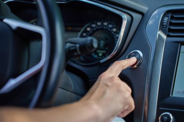 Otomobil motorunu çalıştırmak için elinle başlat düğmesine bas. Modern arabada anahtarsız ateşleme sistemi