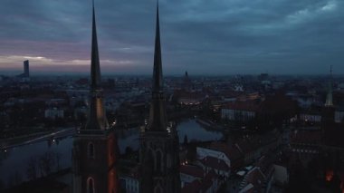 Katedral kulelerinin ve eski kasaba binalarının havadan görünüşü alacakaranlıkta nehir ve şehirle aydınlandı. Wroclaw şehir manzarası, Polonya. Tumski Adası 'ndaki St. John Katedrali, kuş bakışı