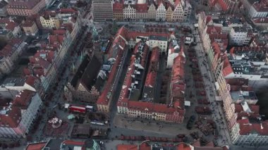 Polonya 'daki Wroclaw Pazar Meydanı' nın havadan görünüşü. Tarihi renkli binaları olan Avrupa kenti, Eski Belediye Binası ve kışın Noel pazarları