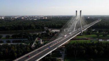 Nehir üzerindeki trafik ve çevre tarlalarla modern kablo destekli köprünün havadan görünüşü. Wroclaw, Polonya 'da Redzinski köprüsünde araba sürüyor. Ulaşım ve kentsel altyapı kavramı