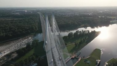 Büyük kablo görüntüsü, yeşil ormanlarla çevrili nehir üzerinde köprü vazifesi gördü. Wroclaw, Polonya 'daki Odra üzerindeki Redzinski köprüsü. Ulaşım ve altyapı kavramı