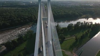 Nehir üzerindeki trafik ve çevre tarlalarla modern kablo destekli köprünün havadan görünüşü. Wroclaw, Polonya 'da Redzinski köprüsünde araba sürüyor. Ulaşım ve kentsel altyapı kavramı