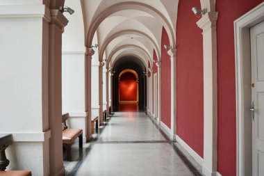 Beyaz kemerli ve sütunlu klasik binanın iç görünümü. Kültür, mimari ve tarih kavramı