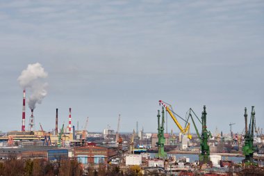 Liman vinçleri, sanayi binaları ve liman altyapısı olan tersanenin panoramik manzarası