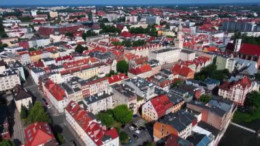 Renkli çatıları, tarihi binaları ve modern mimarisi olan Opole şehir merkezinin hava panoramik manzarası. Polonya 'da seyahat, turizm ve şehir manzarası kavramı.