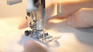 Dikiş makinesi iğnesinin yakın görüntüsü ve iplikli baskılı ayak. Dikiş ve el yapımı zanaat kavramı