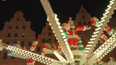 Noel Baba süslemesi, Wroclaw, Polonya 'daki Noel panayırında gece festival ışıklarıyla. Tatil, kültür ve Avrupa seyahatleri konsepti