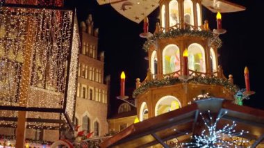 Oyuncak trenle gezen ışıklı cüce figürleriyle, gece vakti festival ışıklarıyla ve tatil atmosferiyle. Wroclaw, Polonya 'da Noel pazarı