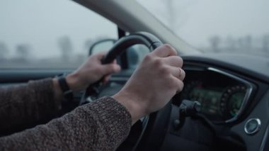 Sisli kış gününde direksiyon başında araba kullanırken ellerinizi kapatın. Seyahat, ulaşım ve yol güvenliği kavramı
