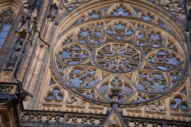 Çek Cumhuriyeti, Prag 'daki gül pencereli Aziz Vitus Katedrali' nin ayrıntılı Gotik cephesi. Din, miras ve ortaçağ mimarisi kavramı