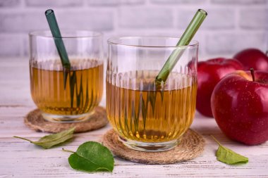 Kırmızı elmaların suyu bardakta. Yakın plan..