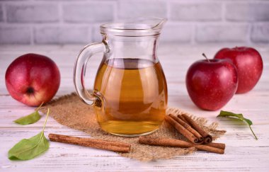 Taze elma suyu ve tarçınlı kırmızı elma..