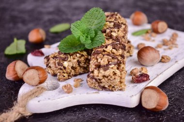 Siyah arka planda beyaz tahta üzerinde tahıl çubuğu.