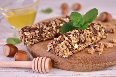 Tahtada çikolata ve bal olan iki müsli barı..