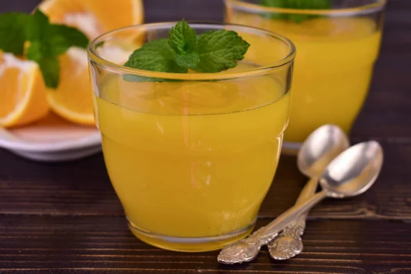 橙色奶油 英式柑橘奶油 在深色木制背景的杯子中 — 图库照片