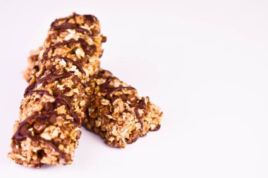 Beyaz arka planda iki tane mısır gevreği çubuğu. Boşluğu kopyala.