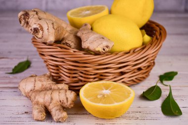  Taze zencefil kökü ve limon sepeti. Yakın plan..