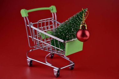 Kırmızı arka planda süpermarkette Noel ağacı