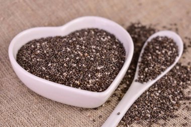 Kalp şeklinde bir tabakta Chia tohumları. Yakın plan..