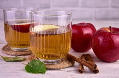 Kırmızı elma suyu ve bardakta tarçın. Yakın plan..