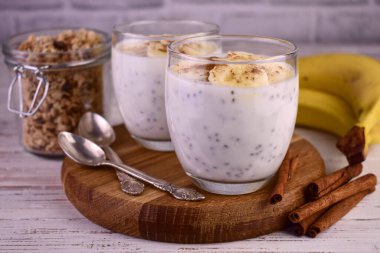 Chia tohumlu muzlu puding, granola ve tarçın..