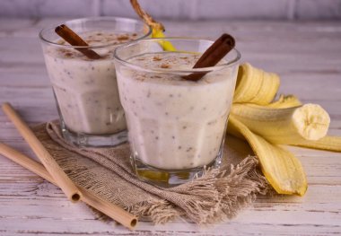 Beyaz arka planda muz ve chia tohumlu meyve püresi..