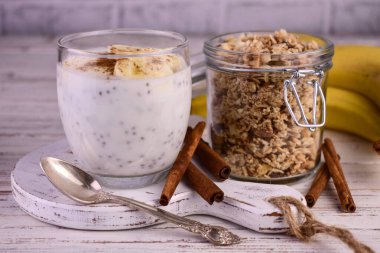 Chia tohumlu muzlu puding, granola ve tarçın..