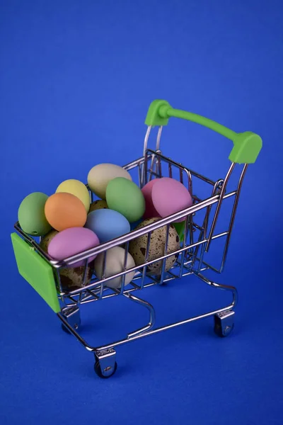 Πασχαλινά Αυγά Καλάθι Αγορών Μπλε Φόντο — Φωτογραφία Αρχείου