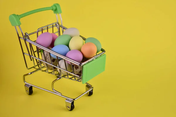 Húsvéti Tojás Egy Bevásárlókosárban Sárga Alapon — Stock Fotó