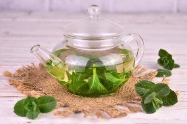 Cam bir çaydanlıkta taze nane çayı. Yakın plan..