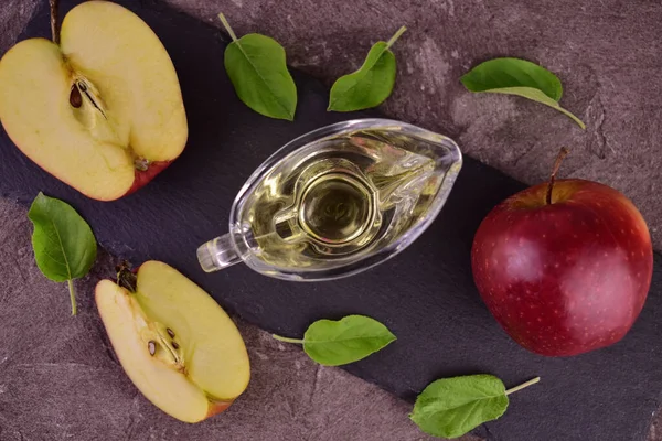 Cuka Sari Apel Dan Apel Segar Dengan Latar Belakang Gelap — Stok Foto