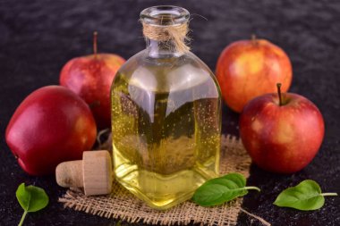 Elma sirkesi ve siyah arka planda taze elma..