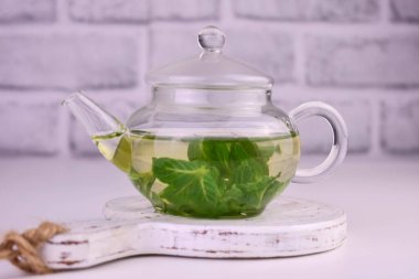 Taze nane yapraklarından yapılmış bitki çayı.. .