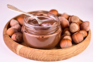 Tahta tepside fındıklı çikolata ezmesi. Fındık ezmesi. Yakın plan..