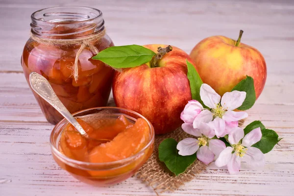 Selai Apel Dan Apel Segar Meja Kayu Putih — Stok Foto