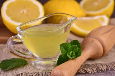 Sos kabında limon suyu ve taze limon..