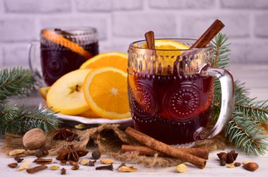 Baharatlı ve meyveli sıcak şarap. Geleneksel sıcak içecek..