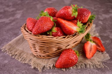 Hasır sepetteki taze çilekler. Yakın plan..