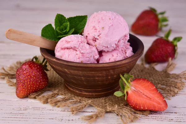 草莓冰淇淋在粘土碗里搅拌 — 图库照片